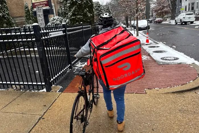 Uber Eats and DoorDash workers could see a bump from New York City’s new tipping law. The companies say it’ll hurt them.
–