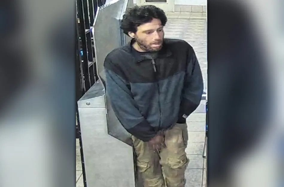 Man, 35, pushed onto tracks at Brooklyn subway station, police seek shover
