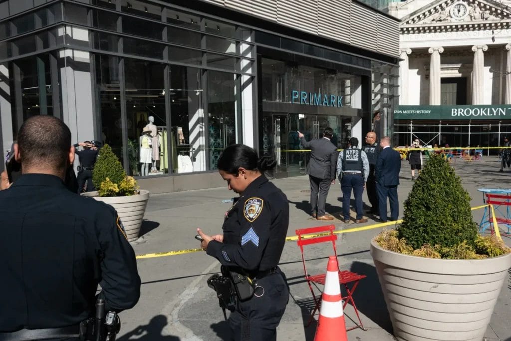 Woman shot in leg outside Brooklyn mall, gunman flees: cops