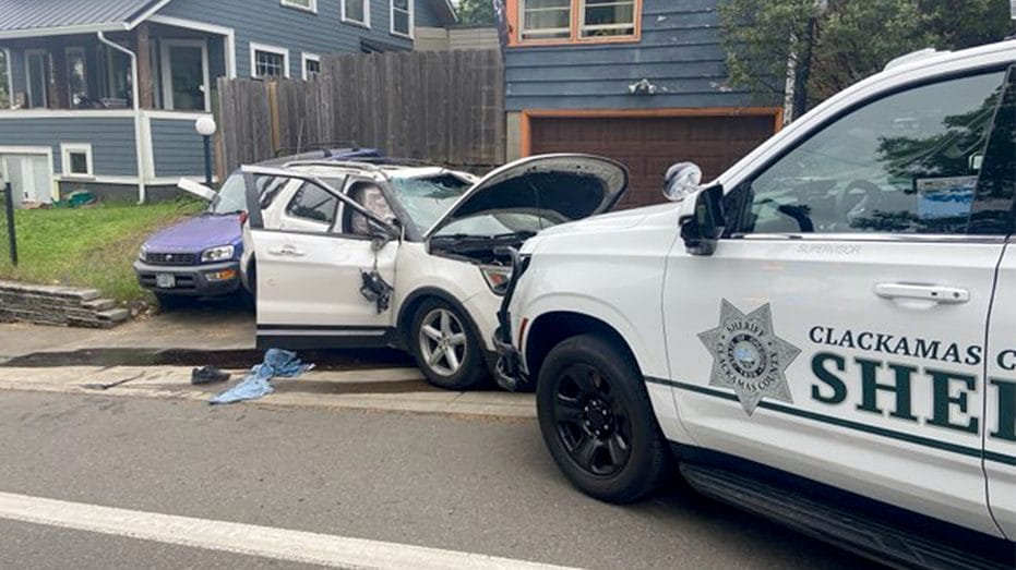 Oregon burglary suspect crashes SUV during police chase: video